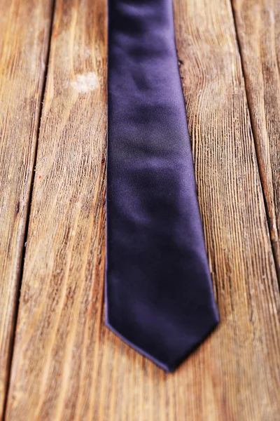 Модна краватка на фоні дощок — стокове фото