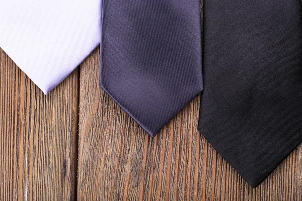 Cravatte su tavole di legno sfondo — Foto Stock