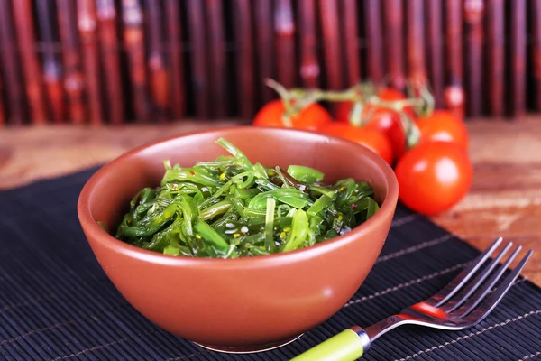 Salada de algas com tomate cereja — Fotografia de Stock