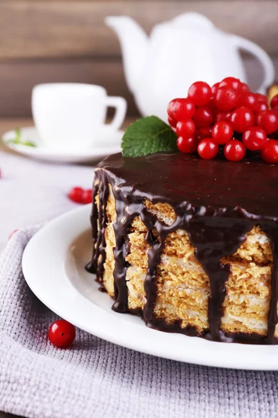 เค้กช็อคโกแลตบนโต๊ะ — ภาพถ่ายสต็อก