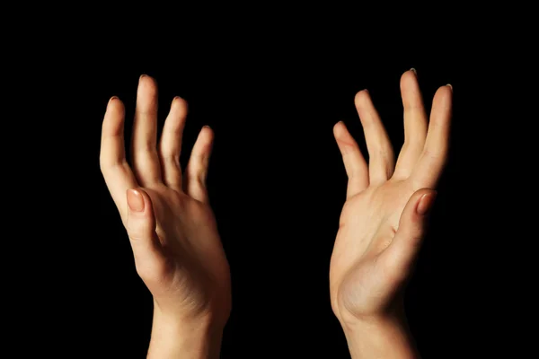 Kobiece ręce na ciemnym tle — Zdjęcie stockowe
