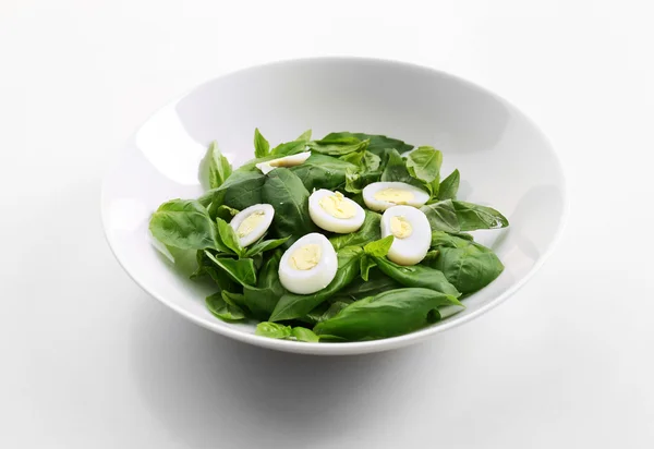 Ensalada con huevo de codorniz y albahaca en plato aislado sobre blanco —  Fotos de Stock