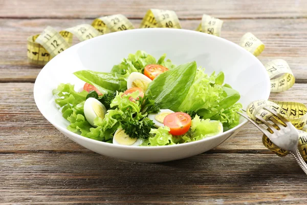 Salada com ovo de codorna e manjericão em placa no fundo da mesa de madeira rústica — Fotografia de Stock