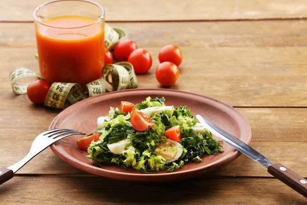 Bıldırcın yumurta ve plaka rustik ahşap masa arka plan üzerinde fesleğen salata — Stok fotoğraf