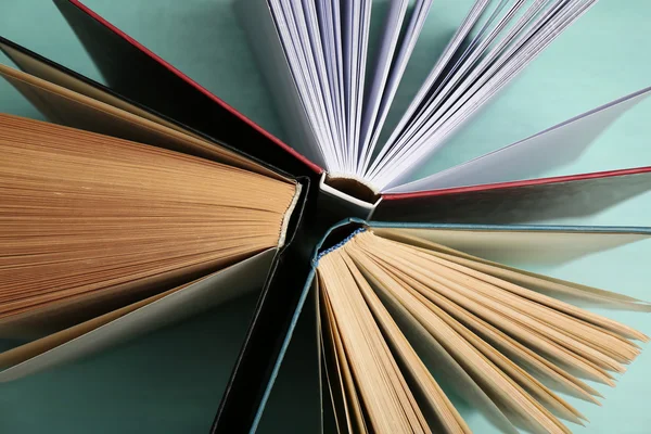 Grupo de livros sobre fundo colorido, vista superior — Fotografia de Stock