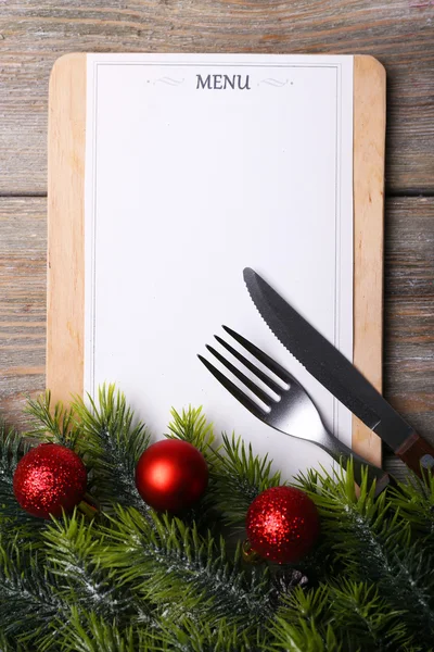 Tablero de menú con decoración de Navidad sobre fondo de tablones de madera — Foto de Stock