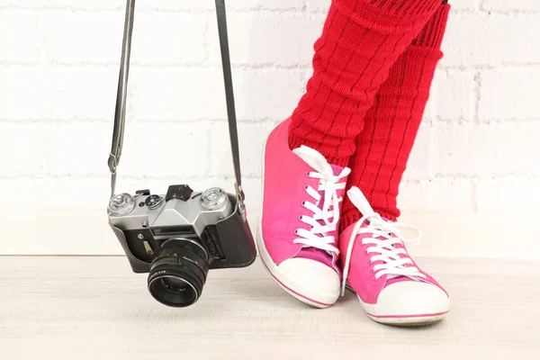 Chica en zapatillas con cámara de fotos retro en la habitación — Foto de Stock