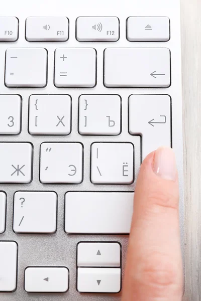 Mão feminina com teclado no fundo do desktop de madeira — Fotografia de Stock