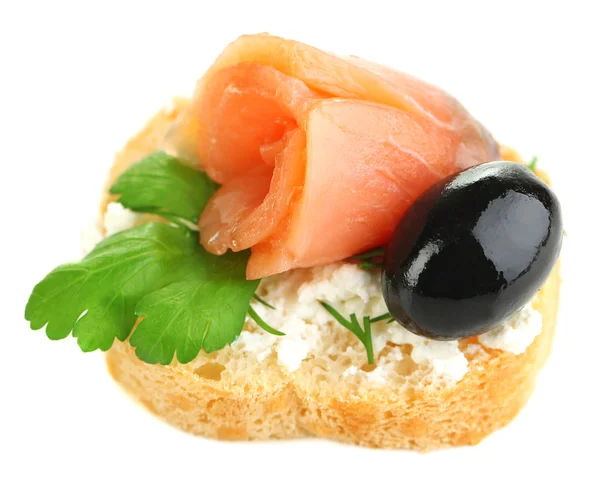 Salmone canape, olive nere ed erbe aromatiche su fetta di pane isolata su bianco — Foto Stock