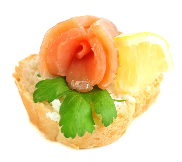 Salmone canape, olive nere ed erbe aromatiche su fetta di pane isolata su bianco — Foto Stock