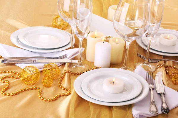 Beautiful holiday table setting in white and gold color — Stock Photo, Image