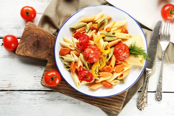 Insalata di pasta con pepe, carota e pomodori su sfondo tavolo di legno — Foto Stock