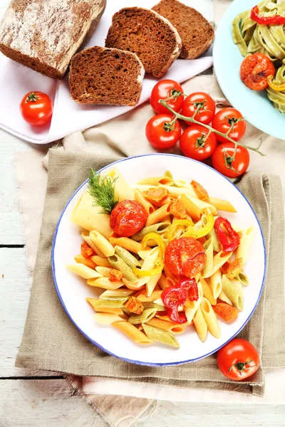 Biber, havuç ve domates ahşap masa arka plan ile makarna salatası