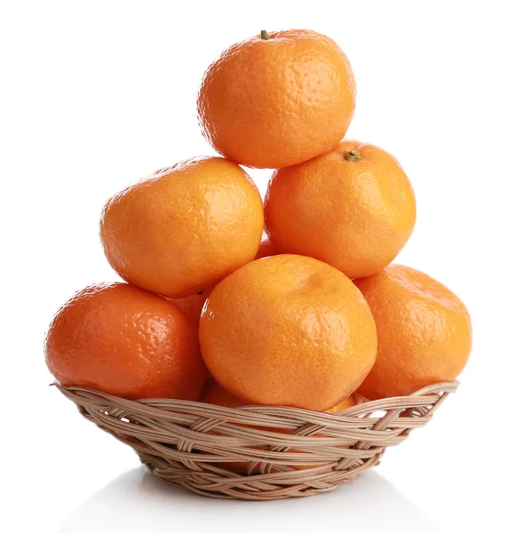 Mandarines dans le panier isolé sur blanc — Photo