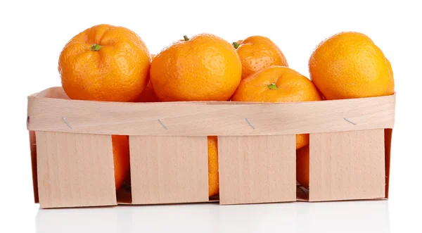 Mandarines dans le panier isolé sur blanc — Photo
