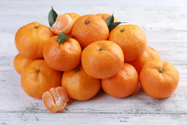 Tangerinas no fundo de madeira — Fotografia de Stock