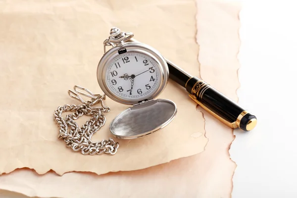 古い紙の背景にシルバー ポケット時計 — ストック写真