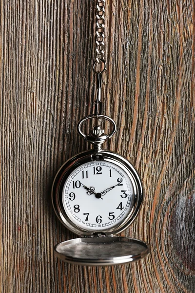 Horloge de poche argentée sur fond bois — Photo