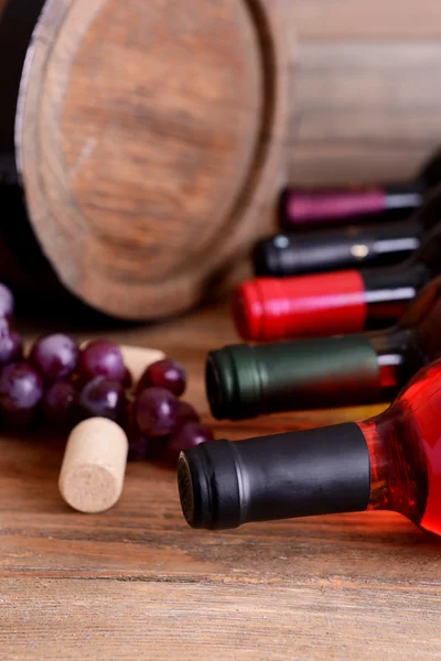 Diferentes botellas de vino en primer plano de mesa —  Fotos de Stock
