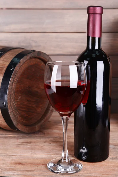 Rotwein auf Tisch auf Holzgrund — Stockfoto