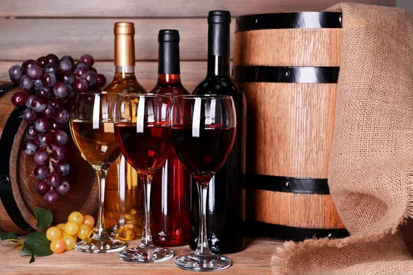 Verschiedener Wein auf Tisch auf Holzgrund — Stockfoto