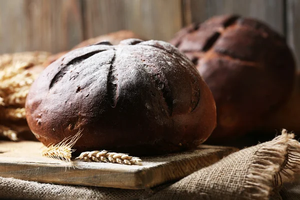 Lekker brood op tafel op houten achtergrond — Stockfoto
