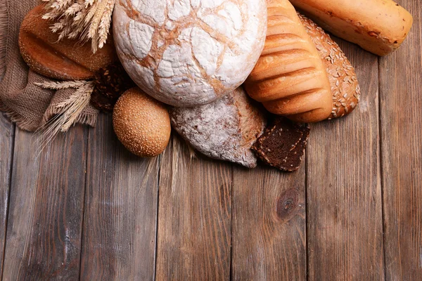 Verschillende brood op tabel close-up — Stockfoto