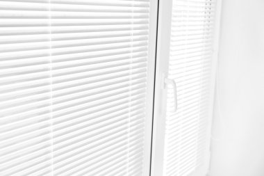 Açılan Panjur ile beyaz pencere 