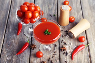 Kadehi ve ahşap zemin üzerine taze sebze domates suyu