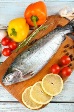 Taze çiğ balık ve gıda maddeleri masada