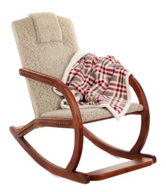 Modern sallanan sandalye üzerinde beyaz izole halı ile