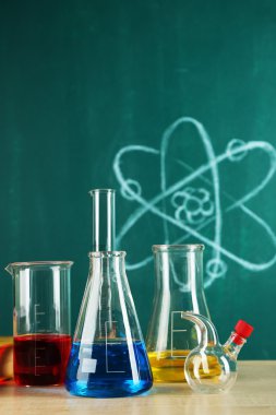 Kimya sınıfı test tüpleri üzerinde yeşil tahta arka plan ile Danışma