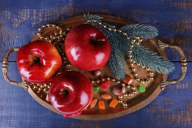 Kurutulmuş meyve renk ahşap masa arka plan üzerinde metal tepsi üzerinde Noel Kırmızı elma dolması