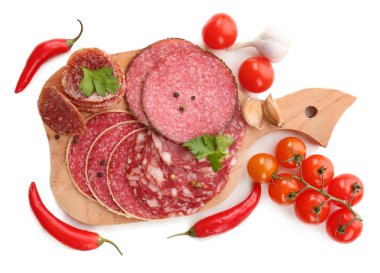 Kiraz domates, biber ve baharat üzerine beyaz izole ahşap kesme tahtası üzerinde çeşitli dilimlenmiş salam