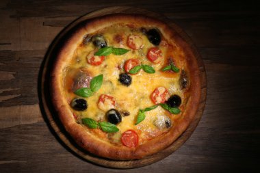 Pizza yönetim kurulu ve ahşap masa arka plan üzerinde