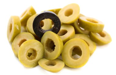 Yeşil ve Siyah Zeytin halkaları üzerinde beyaz izole kesmek