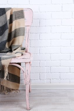 Sandalye ve üzerinde beyaz tuğla üzerine şal ile modern iç duvar arka plan