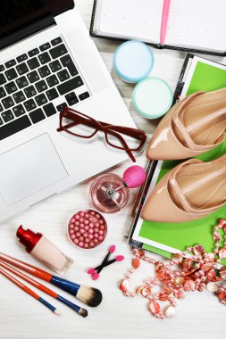 Moda blogger kavramı. Natürmort moda yaratıcı alanı