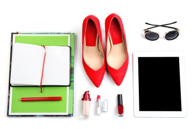 Moda blogger kavramı. bir moda blogger temel nesneleri. Beyaz izole