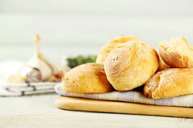 Taze ev yapımı ekmek buns üzerinden renk ahşap arka plan üzerinde ahşap tepsi üzerinde hamur mayaları