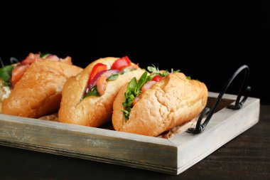 Sandviç somon tepsi, koyu arka plan üzerinde