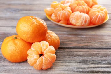 Ahşap masada mandalinalar