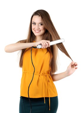 Güzel genç kadın uzun saçlı beyaz izole saç Düzleştiriciler kullanarak