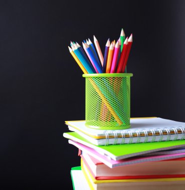 okul malzemeleri siyah arkaplan üzerine