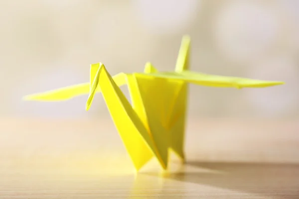 Origami żuraw na drewnianym stole — Zdjęcie stockowe