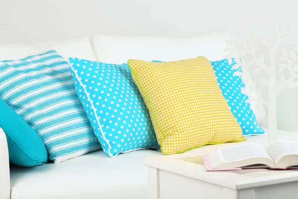 Canapé blanc avec oreillers colorés dans la chambre — Photo