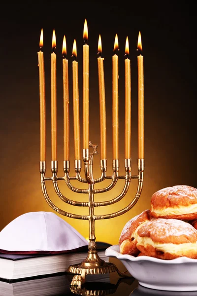 Feestelijke compositie voor hanukkah op donkere achtergrond — Stockfoto