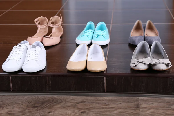 Verschiedene Schuhe auf dem Boden — Stockfoto