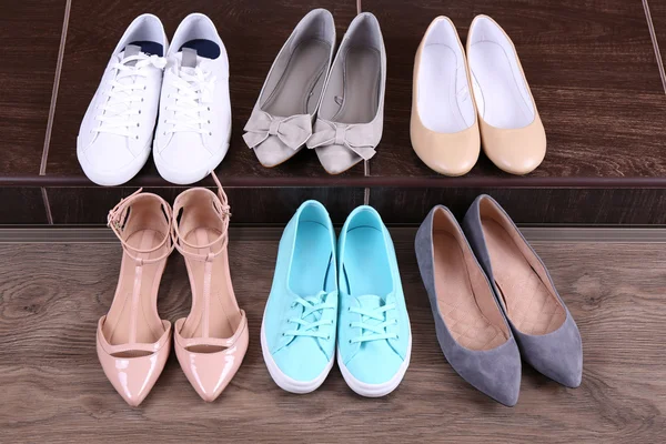 Verschillende schoenen op verdieping — Stockfoto