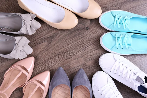 Zapatos diferentes en el piso — Foto de Stock